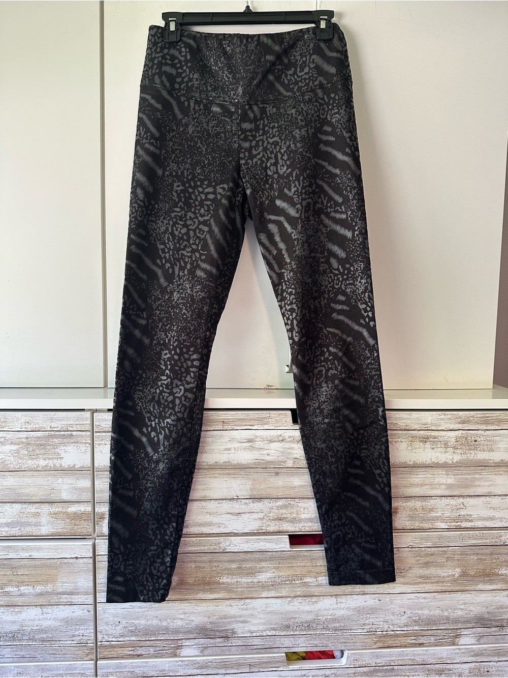 🖤 White House Black Market Runway Animal Print Leggings Size S/2